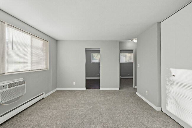 Building Photo - Spacious 1/BR/1 Bath Available Now!
