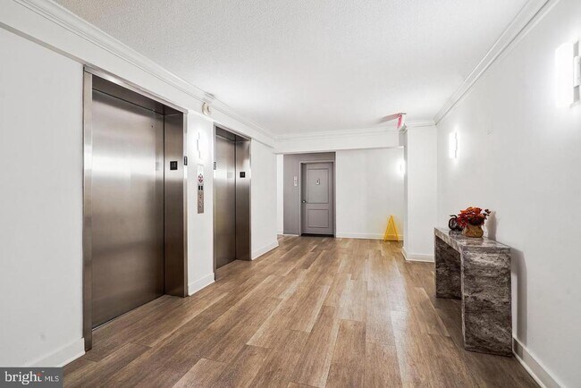 Building Photo - 118 Monroe St