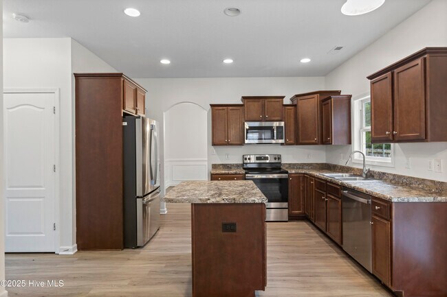 Building Photo - 207 Riverstone Ct
