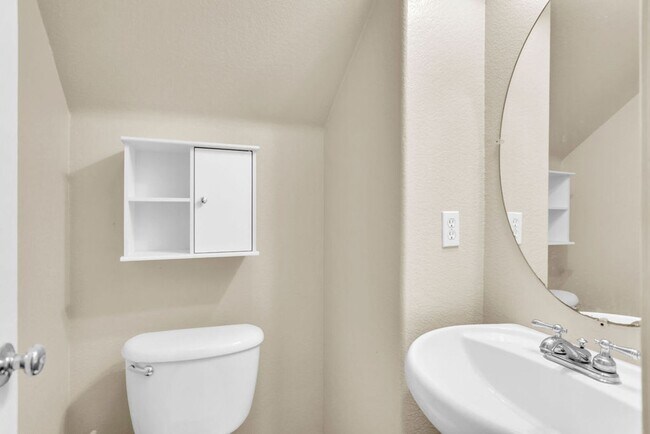 Building Photo - Beautiful townhome in Mission Valley!  Ava...