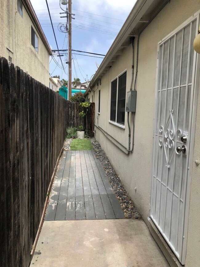 Building Photo - 2709-2711 Broadway Ave