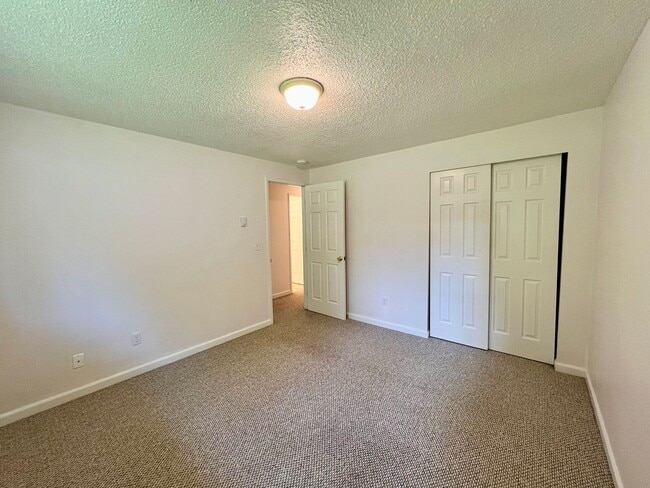 Building Photo - (#738) Duplex Near Squaxin Park - Water/Se...