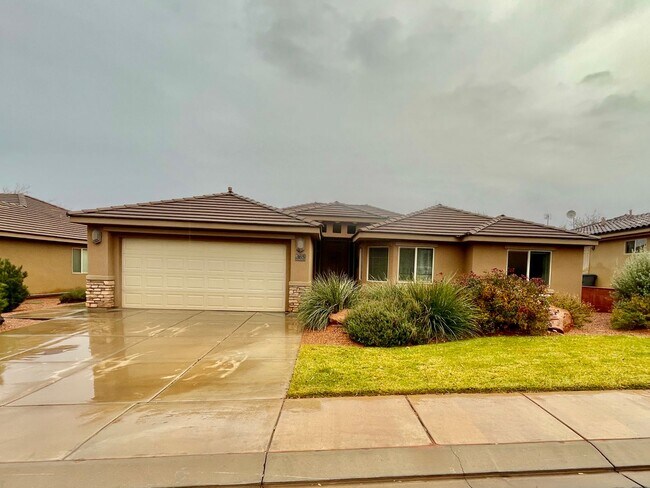 Primary Photo - Lovely Pet-Friendly 4-BR Home in Ivins