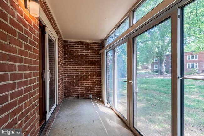 Building Photo - 1809 N Uhle St