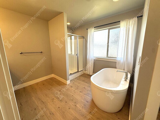 Building Photo - 4BR - 2.5 BA SE Bend home in great neighborhood with park and pool!