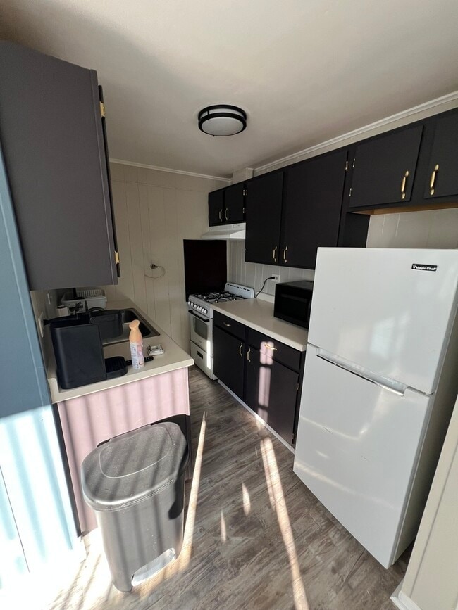 Building Photo - 46 N Lake Ave