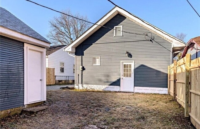 Building Photo - SOUTH BROAD RIPPLE 2 BEDROOM W/BASEMENT RECENTLY UPDATED