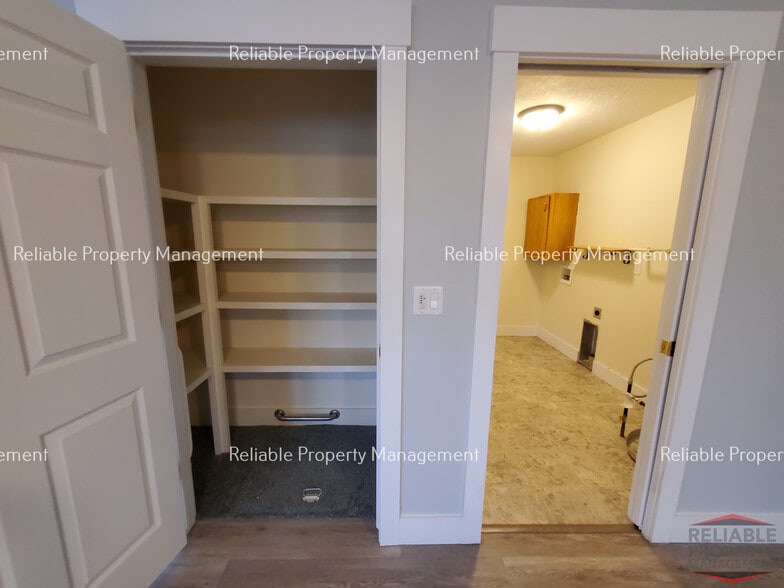 Building Photo - 381 W 1st S