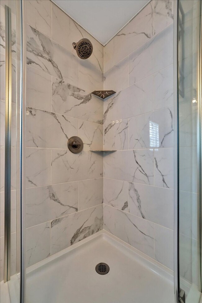 Building Photo - 483 E Shore Dr