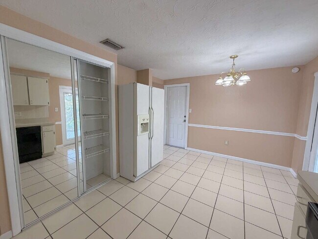 Building Photo - "Charming 2-Bed, 1 -bath in Holiday, FL - Cozy 864 Sq Ft Gem!"