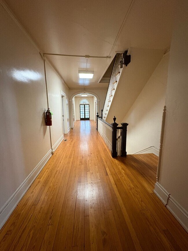 Building Photo - Apartment located inside beautiful historcal home in Lynchburg!