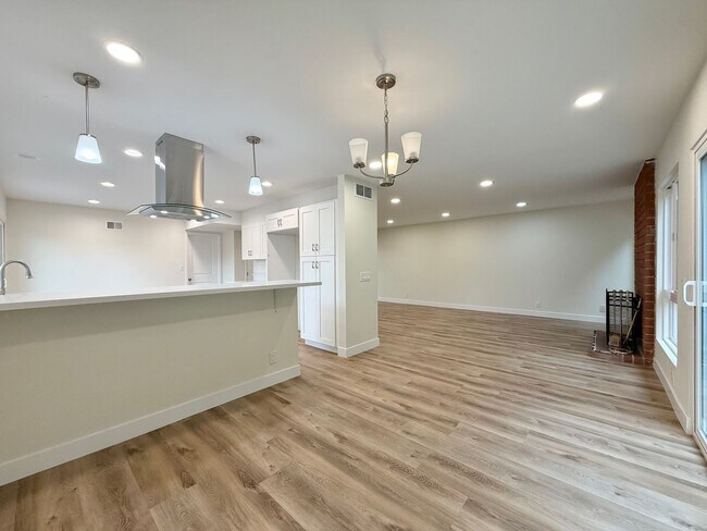 Building Photo - Spacious 5-Bedroom, 2-Bath Retreat in Quie...