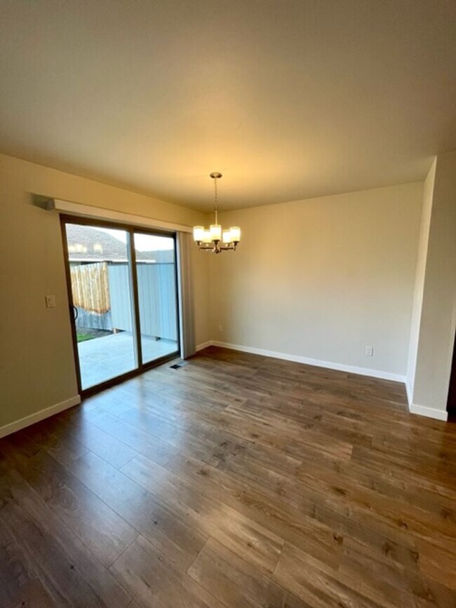 Building Photo - 2981 NE Canoe Ct