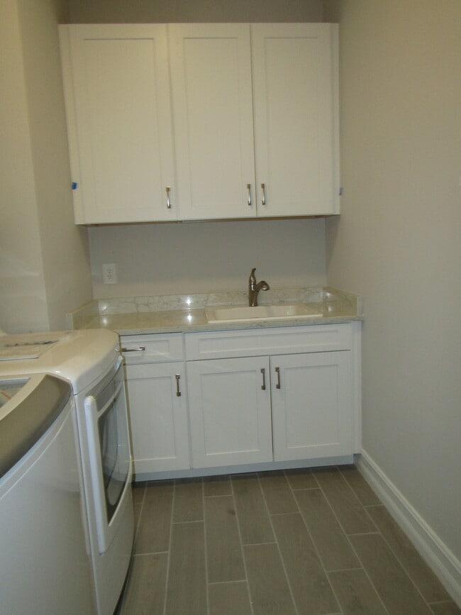 Building Photo - 608 Maraviya Blvd