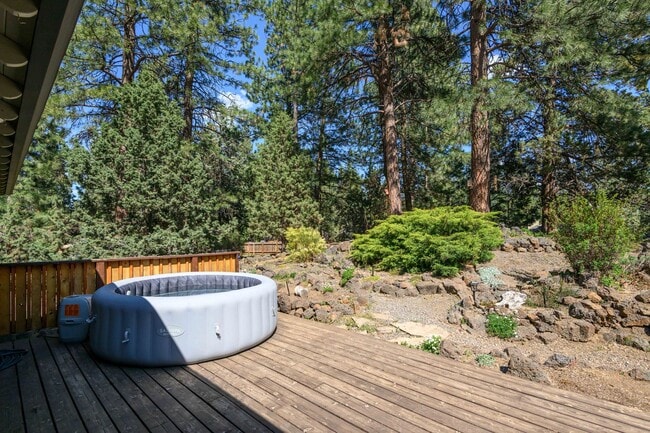 Building Photo - SW Bend Reverse-Living Home on .36 Acres | 5 Bedrooms | 3 Bathrooms