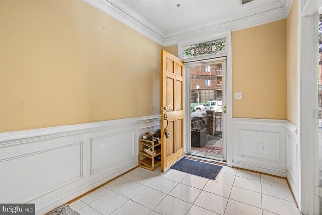 Building Photo - 1053 N Stuart St