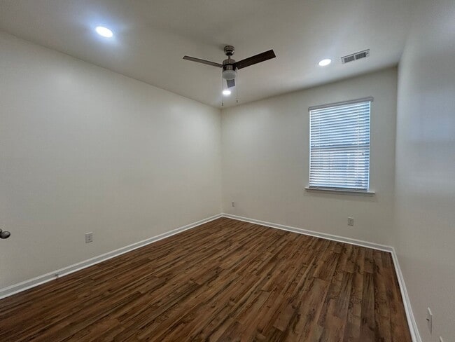 Building Photo - Bright and Spacious 3/2 Available Now!