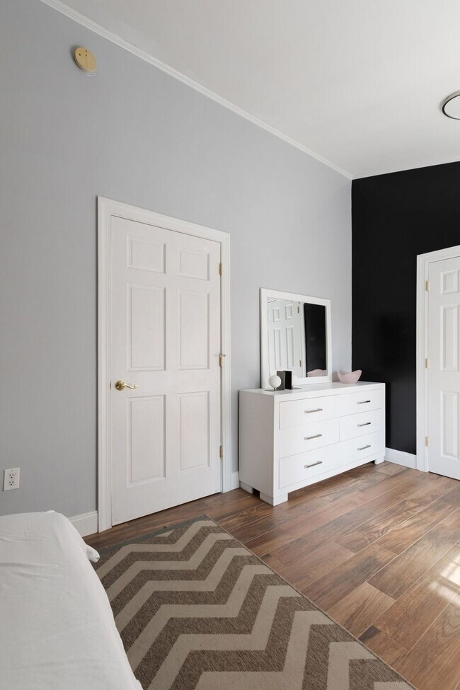 Building Photo - 338 Clove Rd