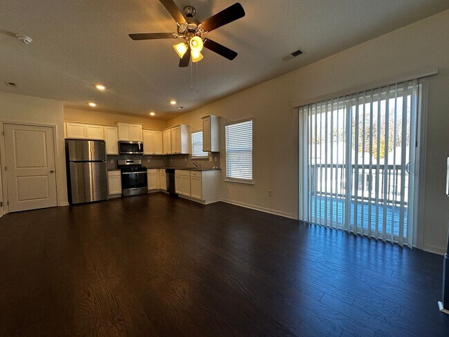 Building Photo - E. Morristown - 3 bed/2.5 bath home with garage