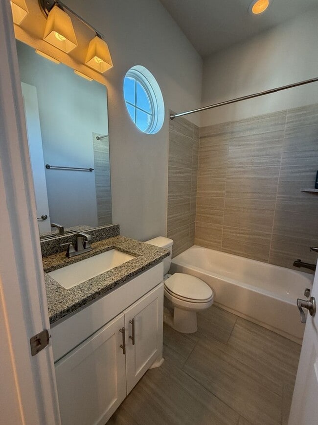 Building Photo - 641 Middle St