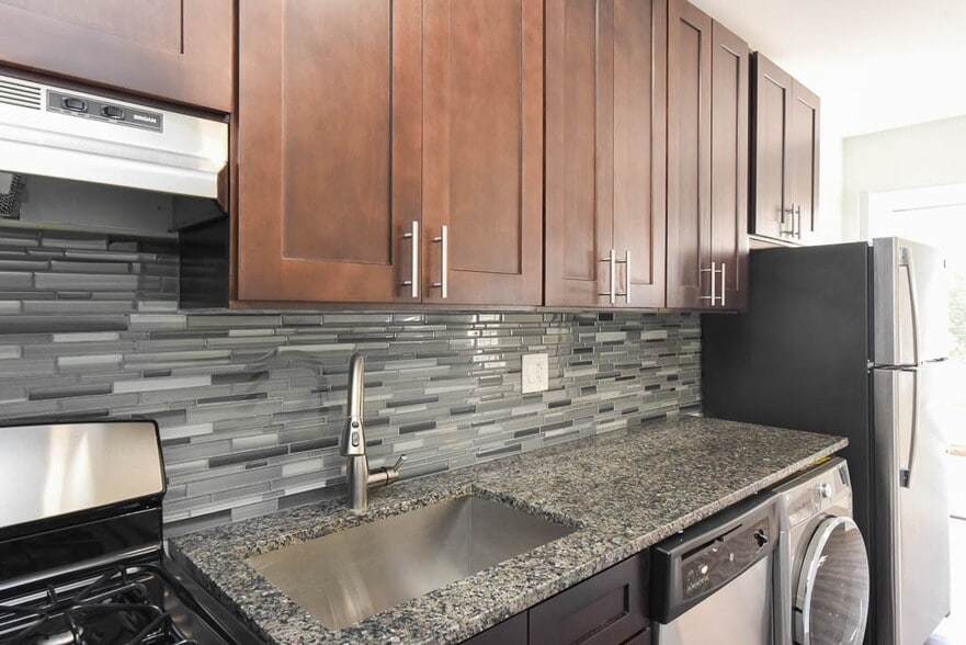 Building Photo - 733 Judson Ave