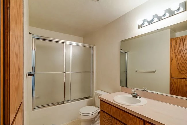 Building Photo - IveJ02