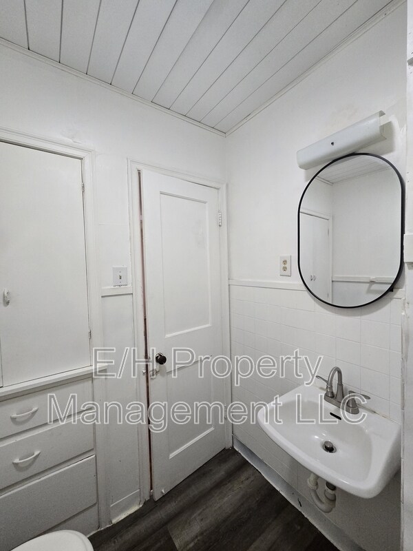 Building Photo - 528 S Glendale St