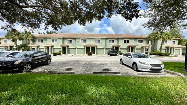 Building Photo - 310 Crestwood Cir