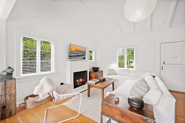Building Photo - Classic Modern Cottage in Laguna Village