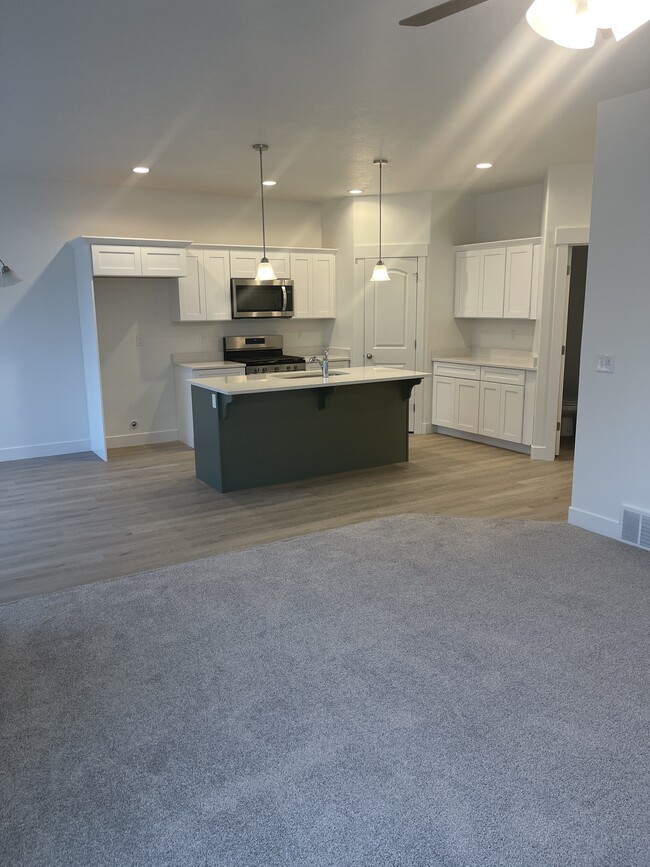 Building Photo - 1092 N Freeman Dr