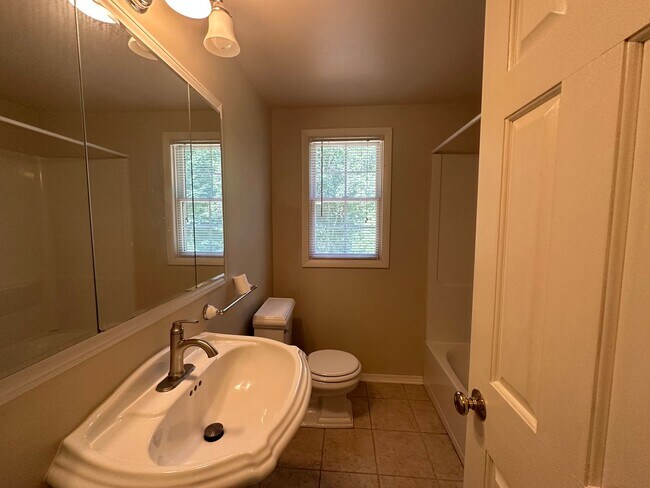 Building Photo - 4 bedroom home in Lowell Schools!