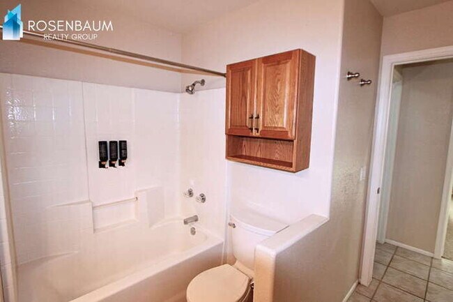 Building Photo - Gorgeous 4-bedrooms, 2-baths home with den in Peoria!
