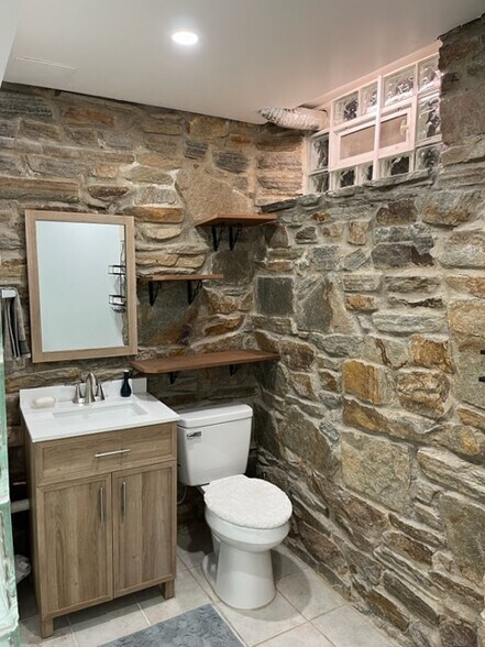 Building Photo - 5515 Roland Ave