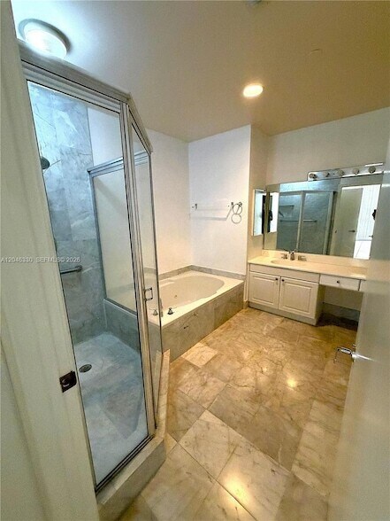 Building Photo - 3640 Yacht Club Dr