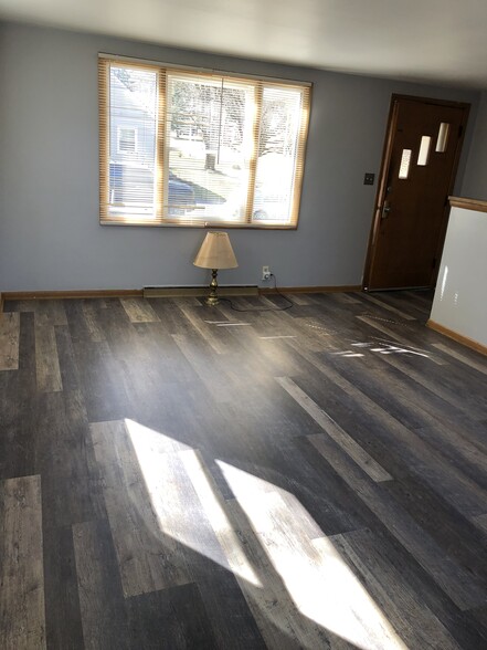 Living room - 1106 Tudor St