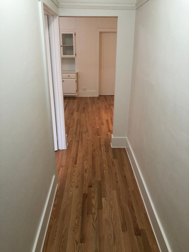 Building Photo - Beautifully remodeled 2 bed 1 bath with st...