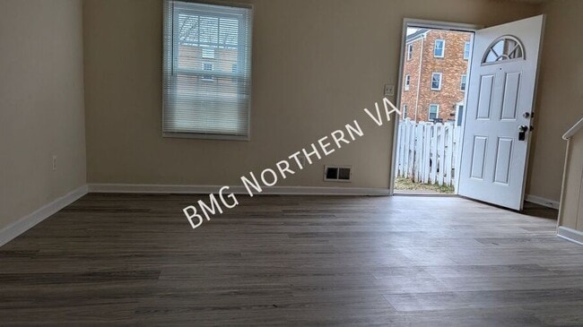 Building Photo - 9819 Town Ln