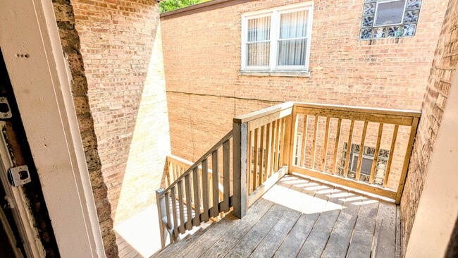Building Photo - 2115 W Granville Ave