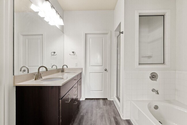 Building Photo - * MOVE IN SUMMER 07/03/2027 * 6 Bed 4 Bath Home, Walk to TCU Light Housekeeping Included