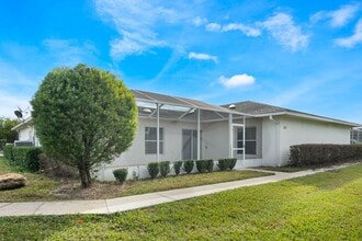 Building Photo - Lovely spacious 3bd/2bath townhouse with screen patio!