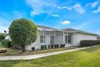 Building Photo - Lovely spacious 3bd/2bath townhouse with screen patio!