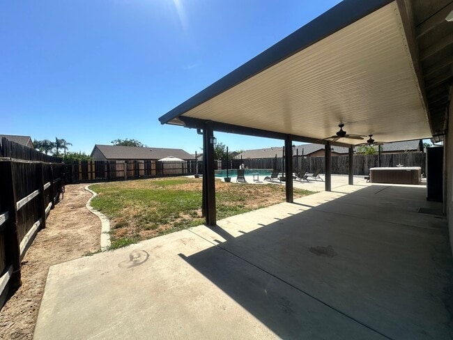 Building Photo - Hanford home w/pool coming soon!