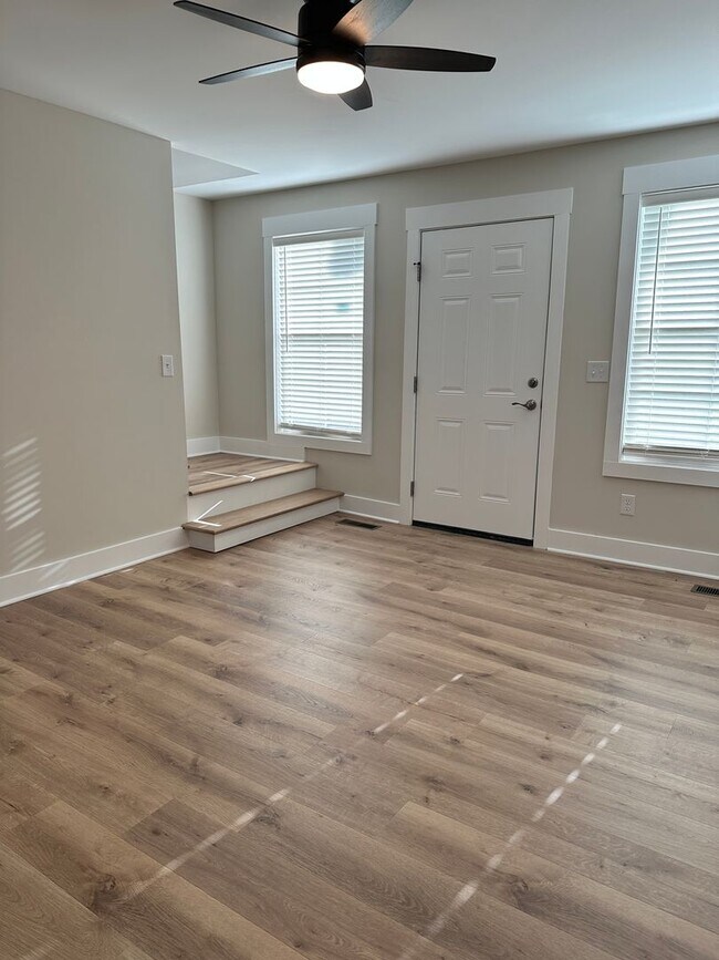 Building Photo - 102 W 15th Ave