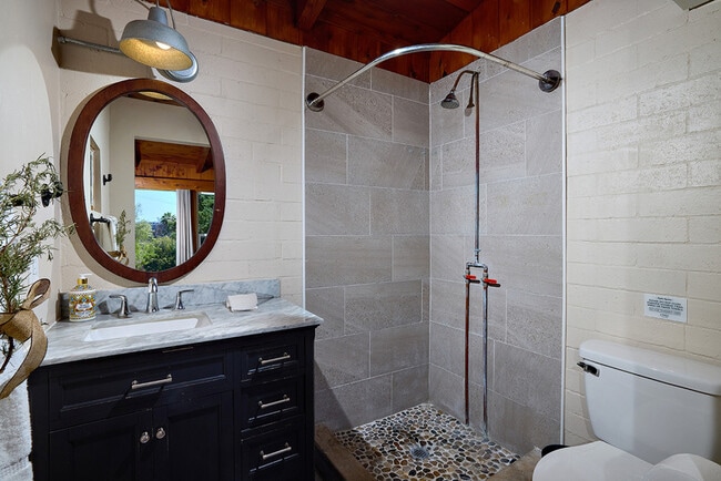 Building Photo - 2136 Foothill Dr