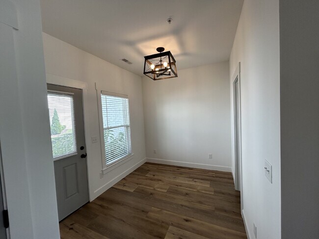 Building Photo - 2BD 2BA 3 STORY TOWNHOME FOR RENT