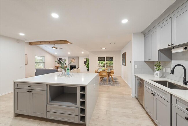 Building Photo - 6809 Lunar Dr