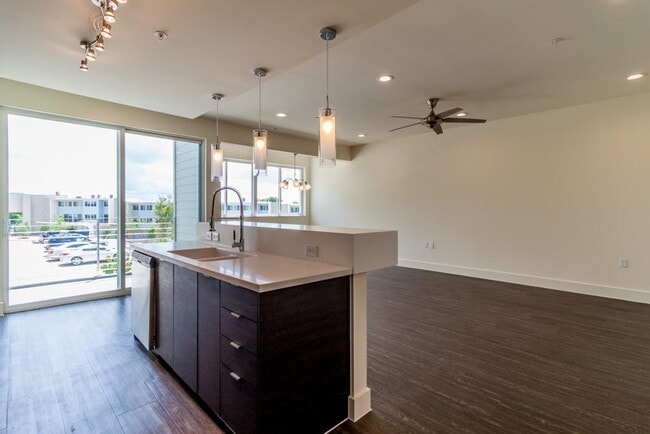 Building Photo - 604 N Bluff Dr