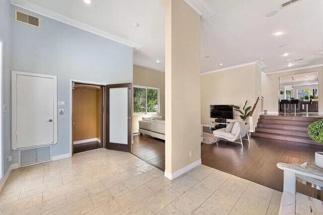 Building Photo - 15316 Del Gado Dr