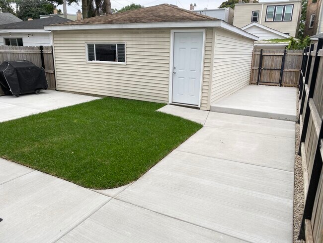 Building Photo - 5117 W Cullom Ave