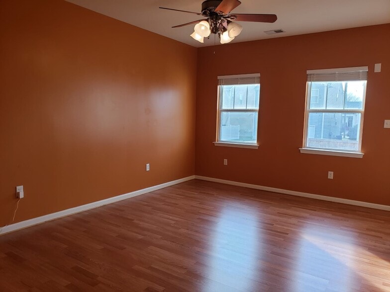 Living Room - 4720 Erin Crescent St
